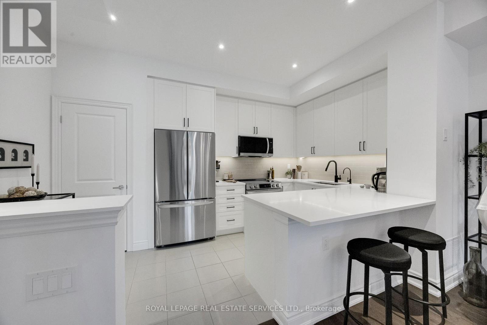 Row / Townhouse for Sale in 35 LUNAR CRESCENT|Mississauga (Streetsville), Ontario L5M2P6 5