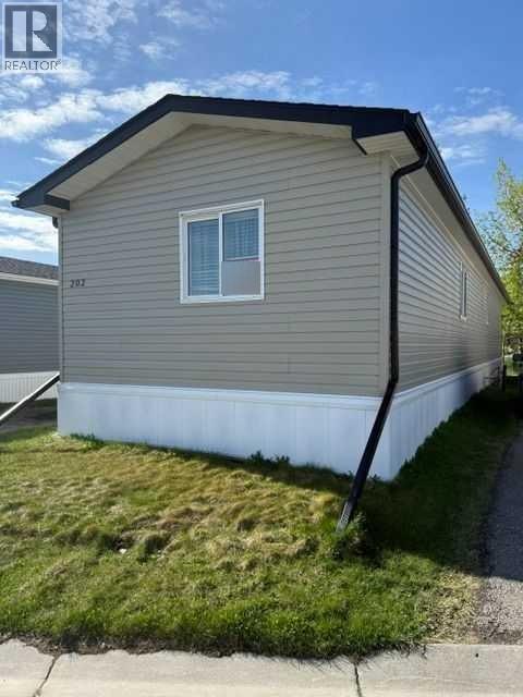 Mobile Home for Sale in 202, 1101 84 Street NE|Calgary, Alberta T2A7X2