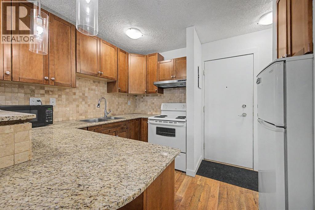Apartment for Sale in 207, 2130 17 Street SW|Calgary, Alberta T2T4M4 3