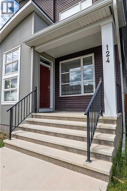 House for Sale in 124 Howse Avenue NE|Calgary, Alberta T3P0W1 2