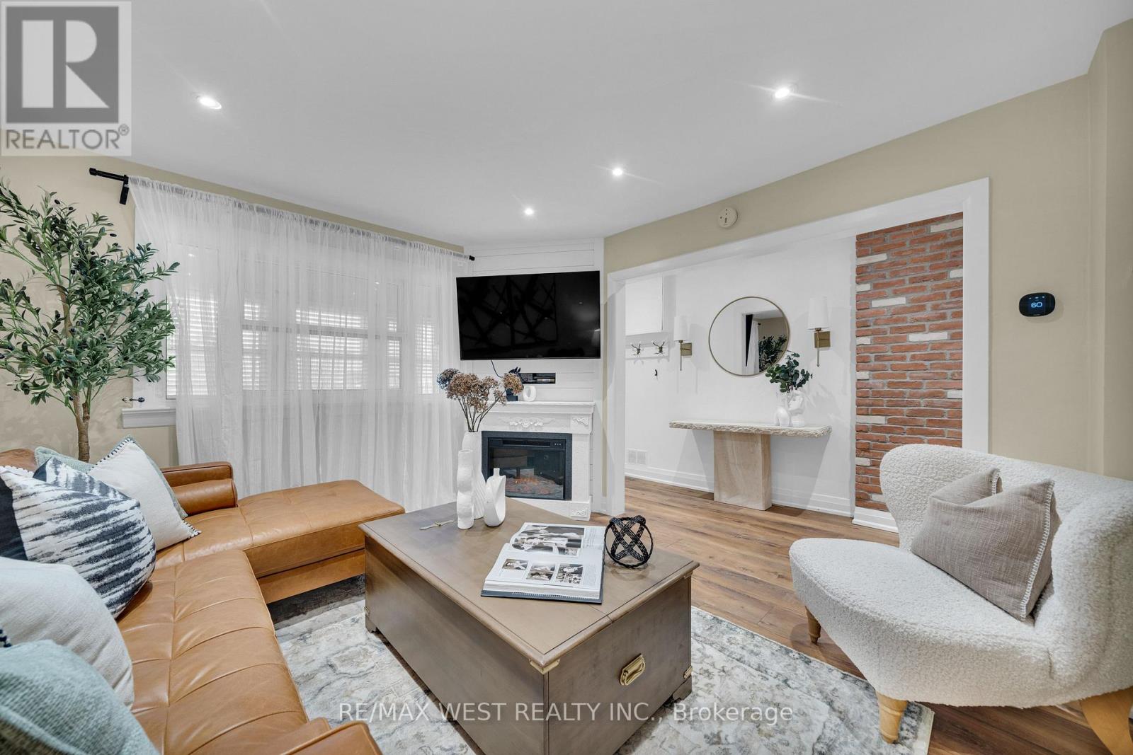 Row / Townhouse for Sale in 259 SIXTH STREET|Toronto (New Toronto), Ontario M8V3A8 3