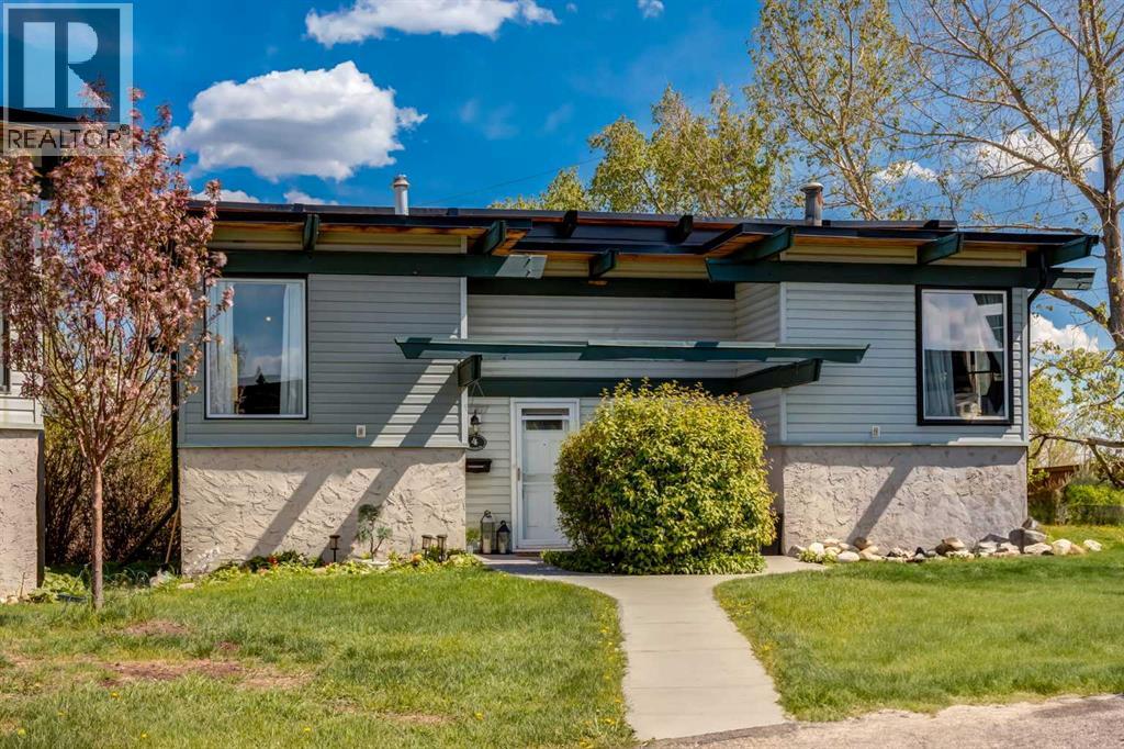 Row / Townhouse for Sale in 4, 333 Braxton Place SW|Calgary, Alberta T2W2E7
