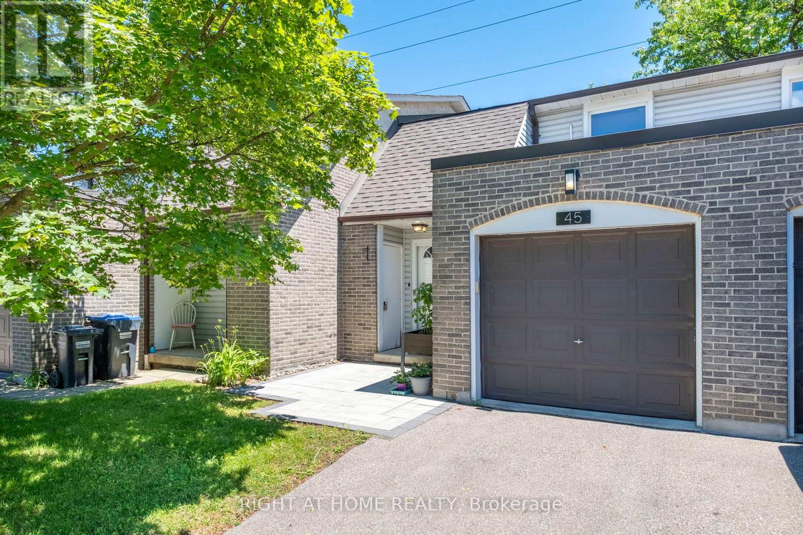 Row / Townhouse for Sale in 45 - 2440 BROMSGROVE ROAD|Mississauga (Clarkson), Ontario L5J4J7 2