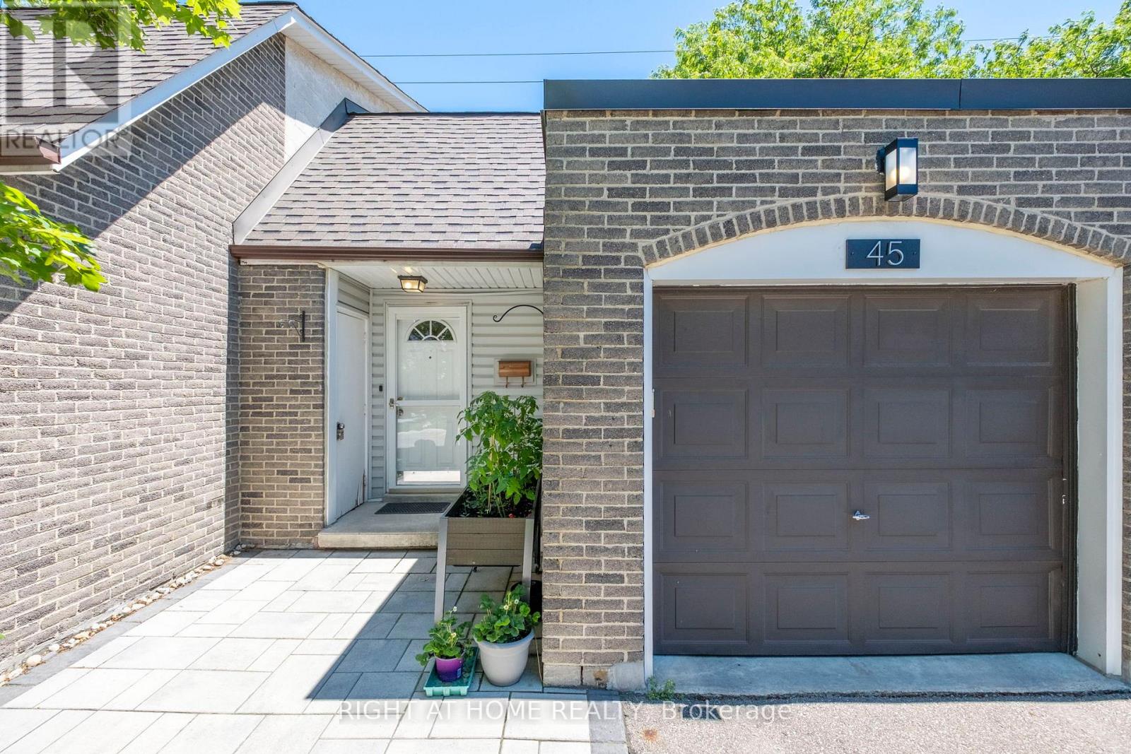 Row / Townhouse for Sale in 45 - 2440 BROMSGROVE ROAD|Mississauga (Clarkson), Ontario L5J4J7 3