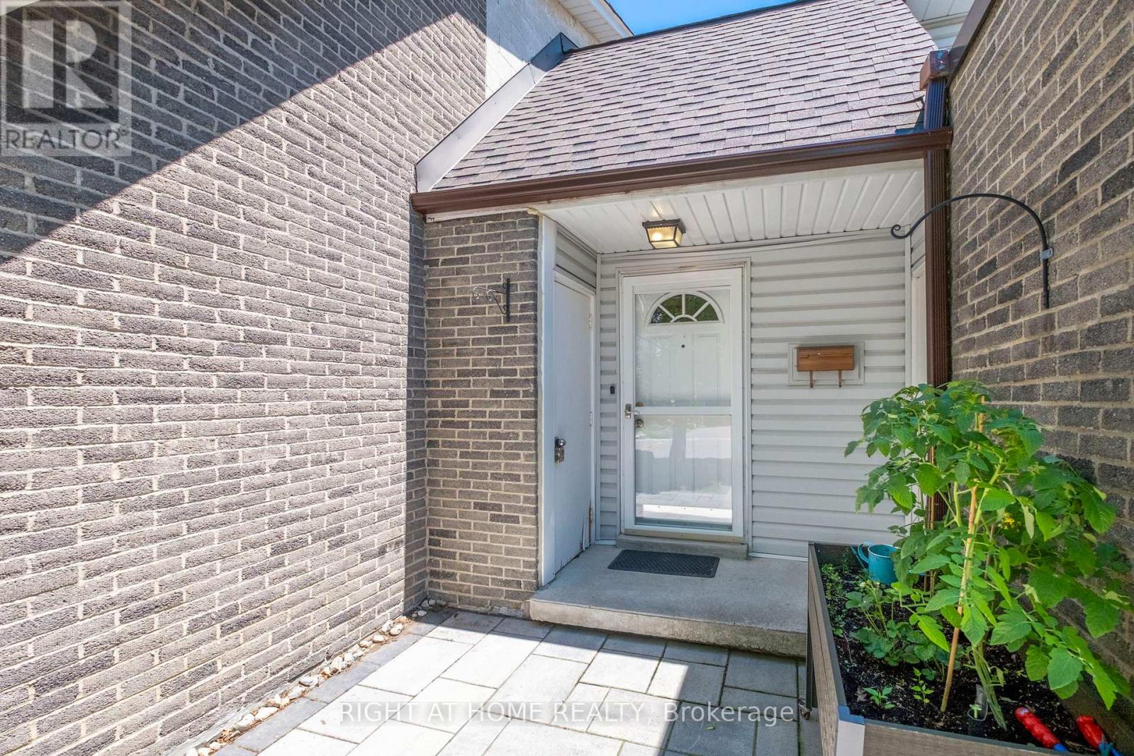 Row / Townhouse for Sale in 45 - 2440 BROMSGROVE ROAD|Mississauga (Clarkson), Ontario L5J4J7 5
