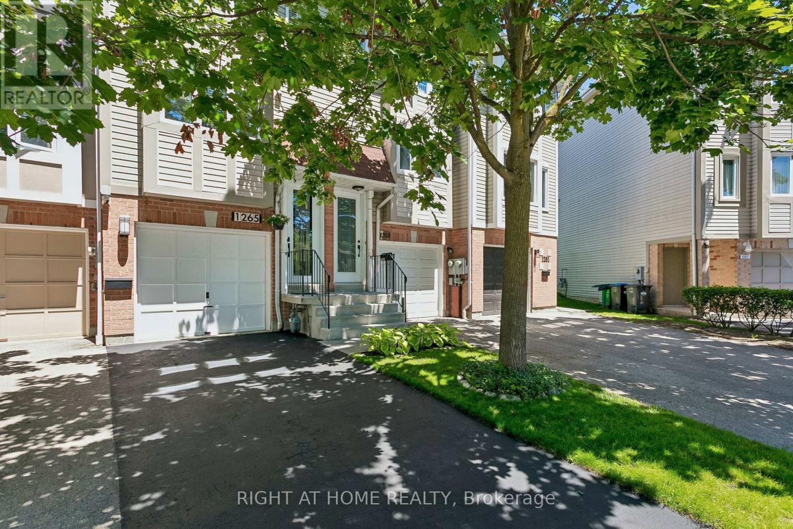 Row / Townhouse for Sale in 1265 WOODHILL COURT|Mississauga (Lakeview), Ontario L5E3H2