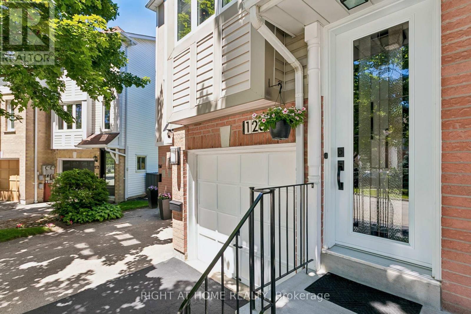 Row / Townhouse for Sale in 1265 WOODHILL COURT|Mississauga (Lakeview), Ontario L5E3H2 2