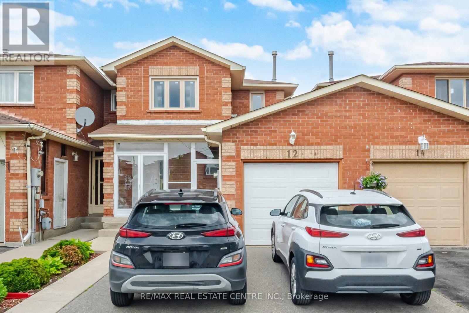 Row / Townhouse for Sale in 12 WOODSEND RUN|Brampton (Fletcher's Creek South), Ontario L6Y4G8