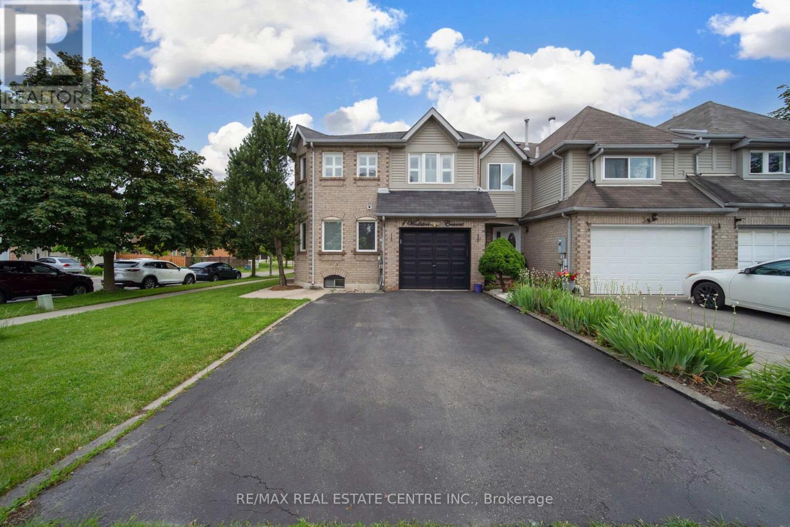 Row / Townhouse for Sale in 1 WOOLISTON CRESCENT|Brampton (Fletcher's West), Ontario L6Y4J3