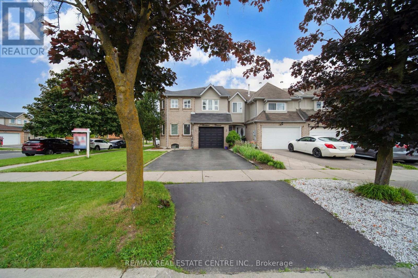 Row / Townhouse for Sale in 1 WOOLISTON CRESCENT|Brampton (Fletcher's West), Ontario L6Y4J3 2