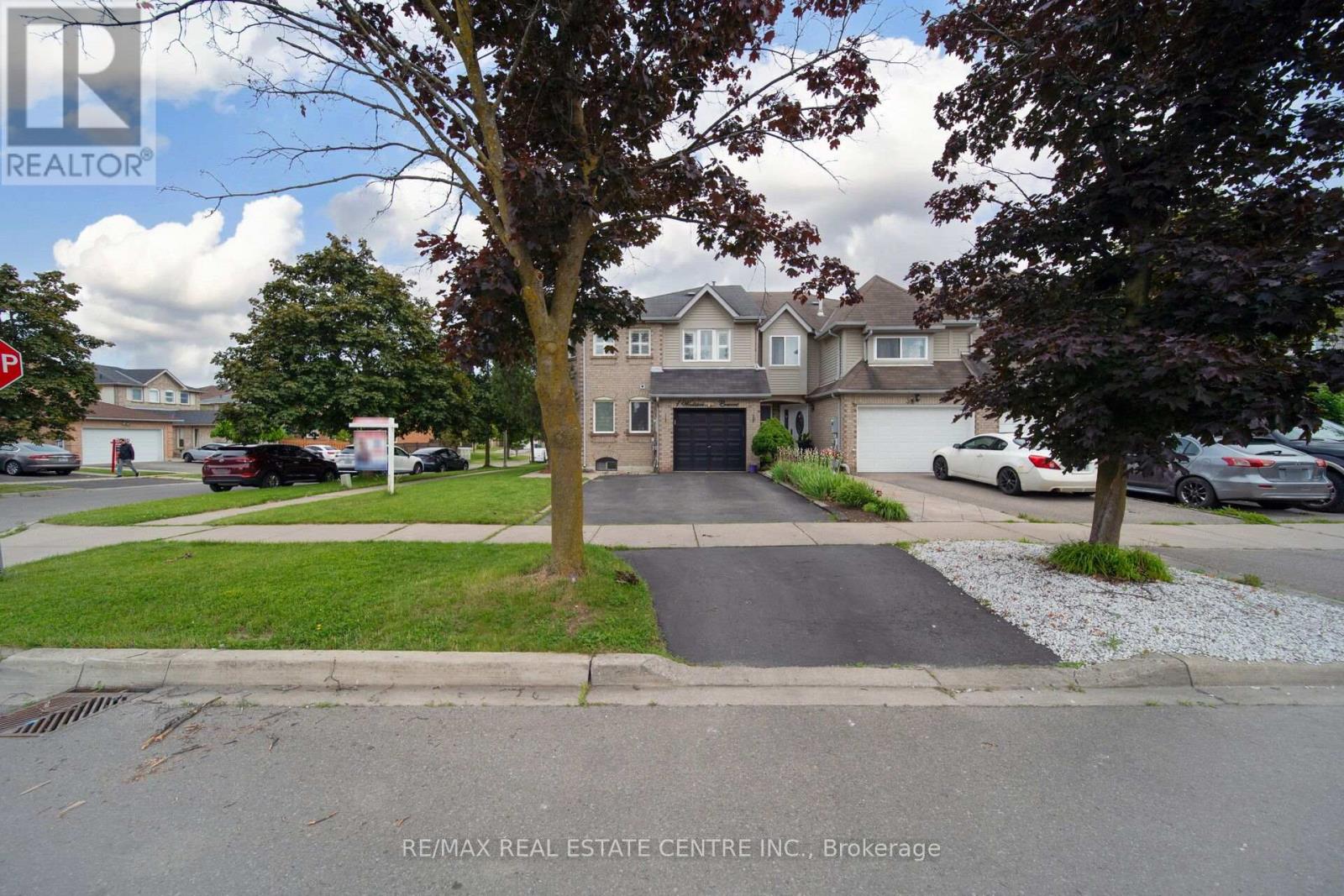 Row / Townhouse for Sale in 1 WOOLISTON CRESCENT|Brampton (Fletcher's West), Ontario L6Y4J3 3