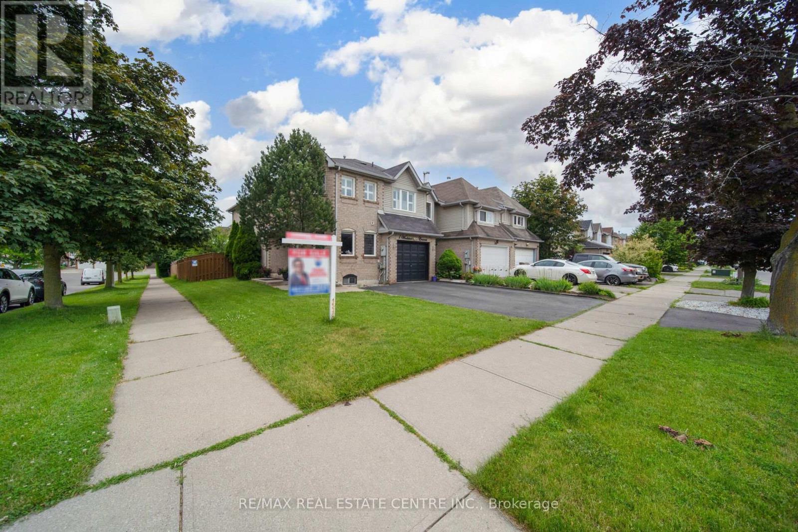 Row / Townhouse for Sale in 1 WOOLISTON CRESCENT|Brampton (Fletcher's West), Ontario L6Y4J3 4