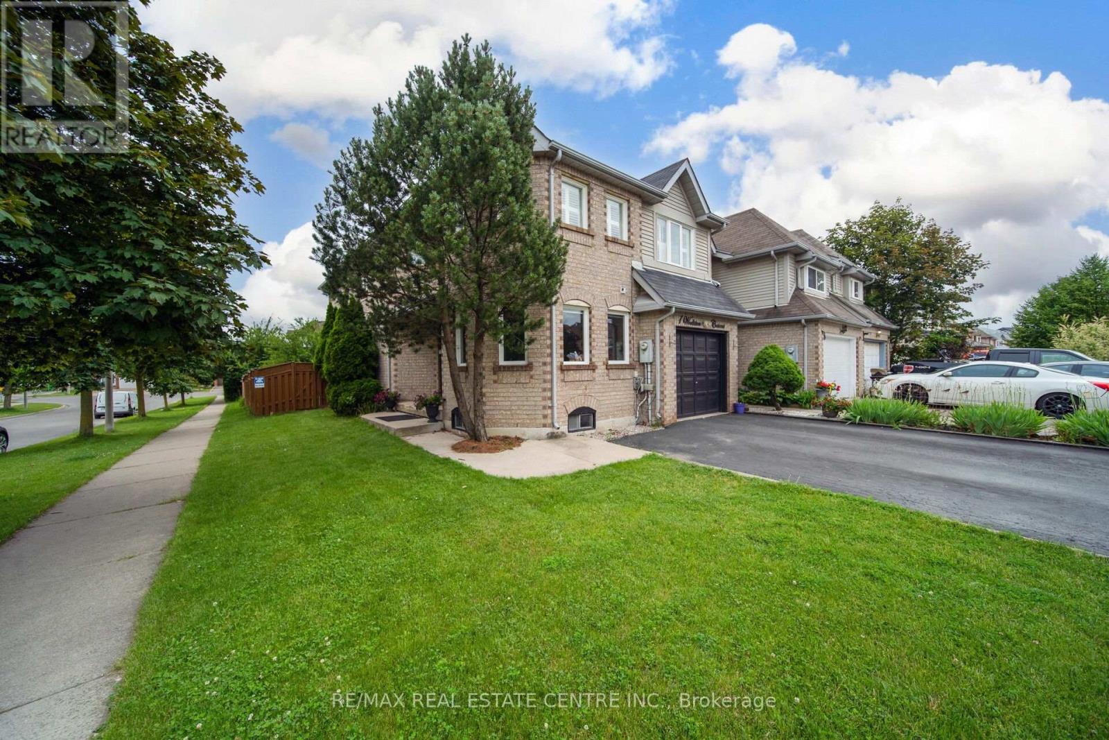 Row / Townhouse for Sale in 1 WOOLISTON CRESCENT|Brampton (Fletcher's West), Ontario L6Y4J3 5