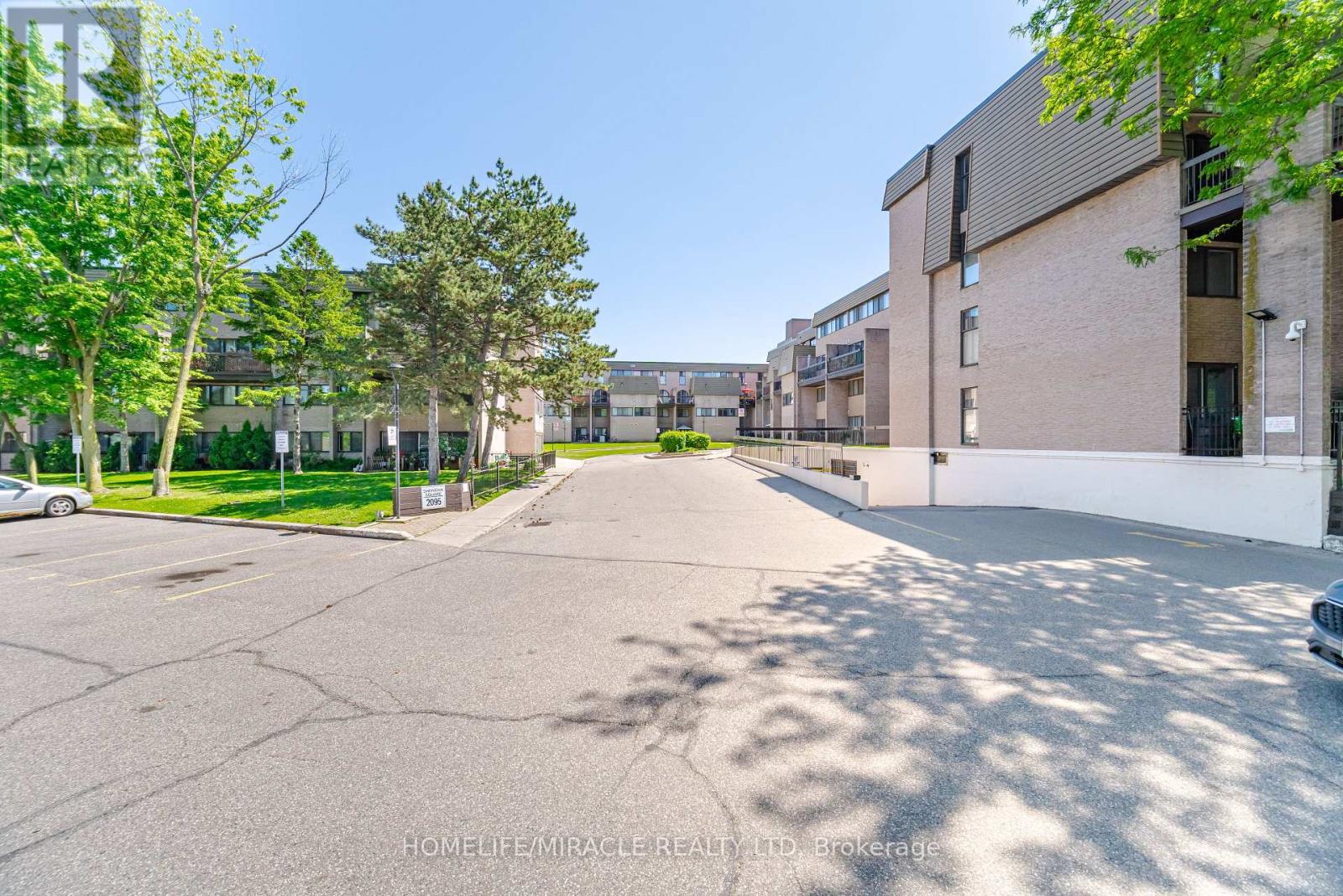 Row / Townhouse for Sale in 137 - 2095 ROCHE COURT|Mississauga (Sheridan), Ontario L5K2C8 2