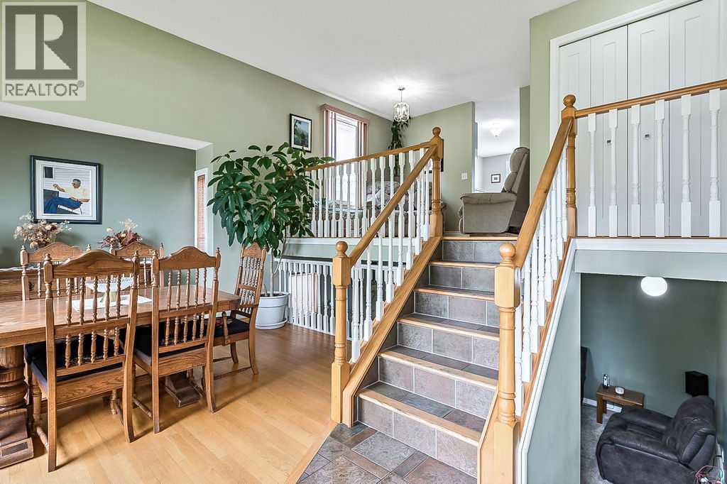 House for Sale in 141 Shawfield Way SW|Calgary, Alberta T2Y2Y2