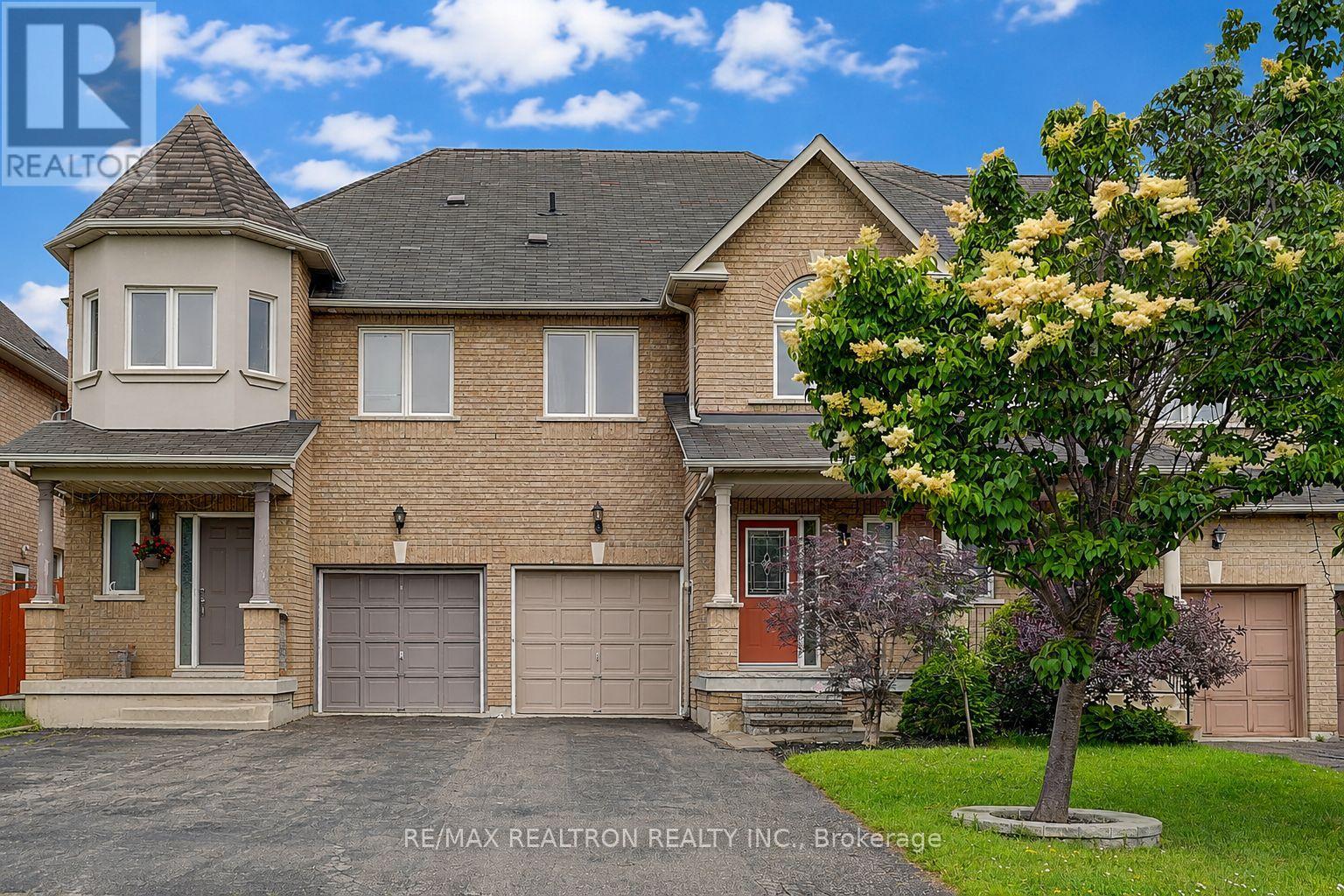 Row / Townhouse for Sale in 617 LUMBERTON CRESCENT|Mississauga (Hurontario), Ontario L4Z3Z5