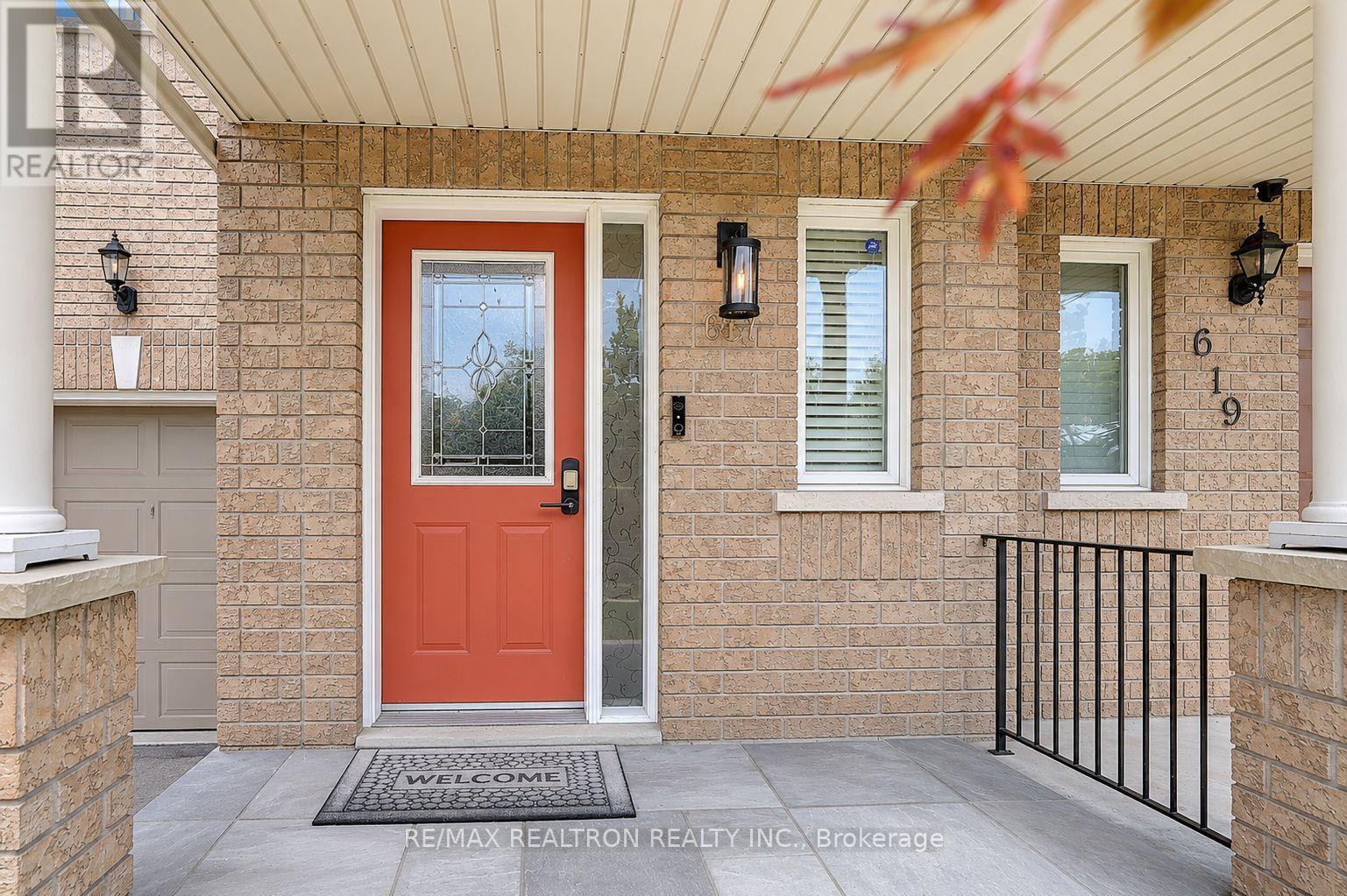 Row / Townhouse for Sale in 617 LUMBERTON CRESCENT|Mississauga (Hurontario), Ontario L4Z3Z5 2