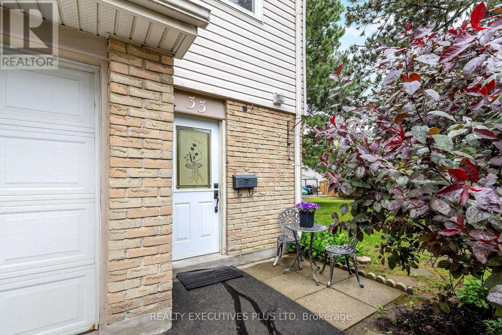 Row / Townhouse for Sale in 33 - 5878 MONTEVIDEO ROAD|Mississauga (Meadowvale), Ontario L5N2V5 2