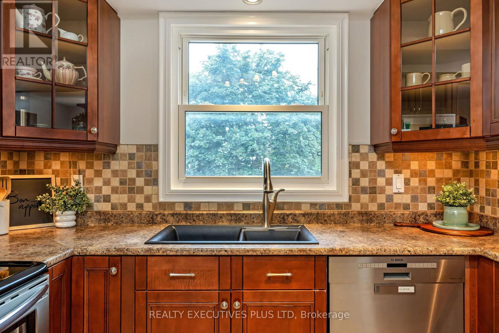 Row / Townhouse for Sale in 33 - 5878 MONTEVIDEO ROAD|Mississauga (Meadowvale), Ontario L5N2V5 4