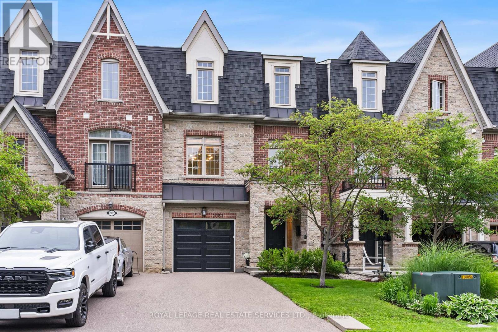 Row / Townhouse for Sale in 2083 GRANGE DRIVE|Mississauga (Cooksville), Ontario L5B1P4