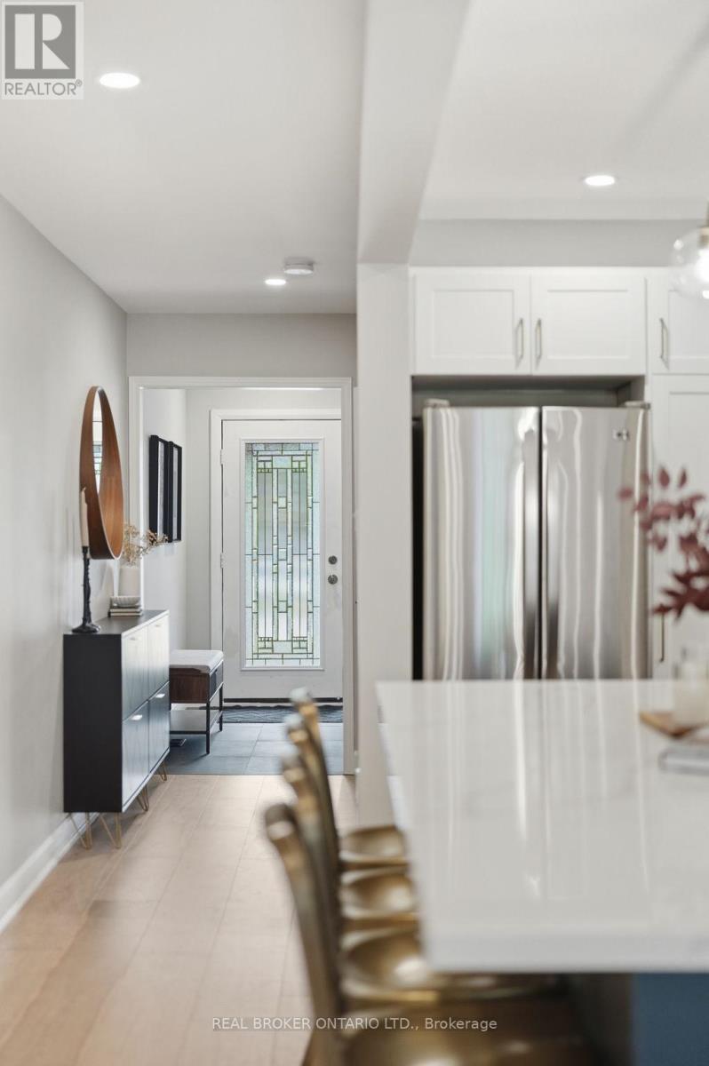 Row / Townhouse for Sale in 2445 STEFI TRAIL|Oakville (RO River Oaks), Ontario L6H5Y4 4