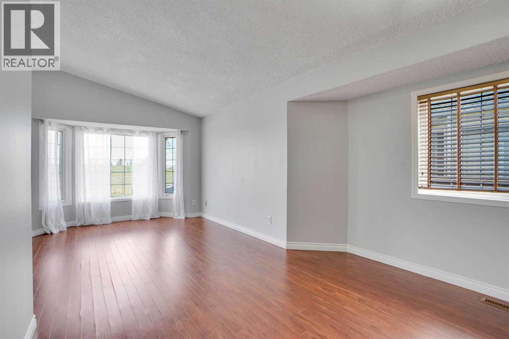House for Sale in 336 Whitworth Way NE|Calgary, Alberta T1Y6E4 4