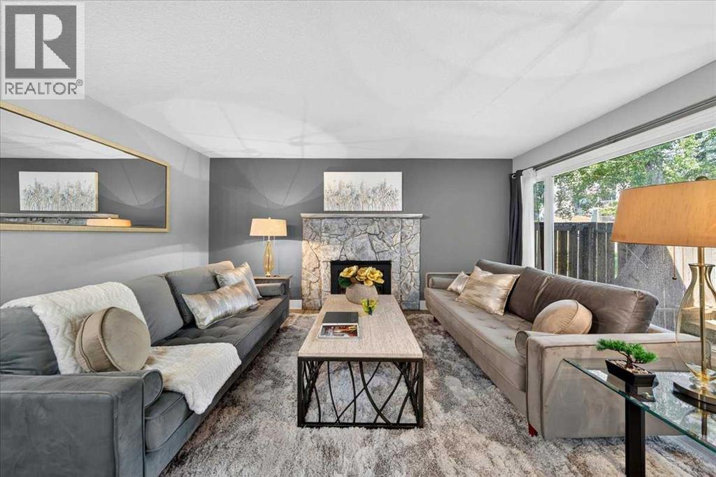 Row / Townhouse for Sale in 166, 78 Glamis Green SW|Calgary, Alberta T3E6V1