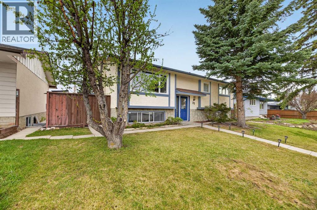 House for Sale in 35 Queen Isabella Close SE|Calgary, Alberta T2J3R2