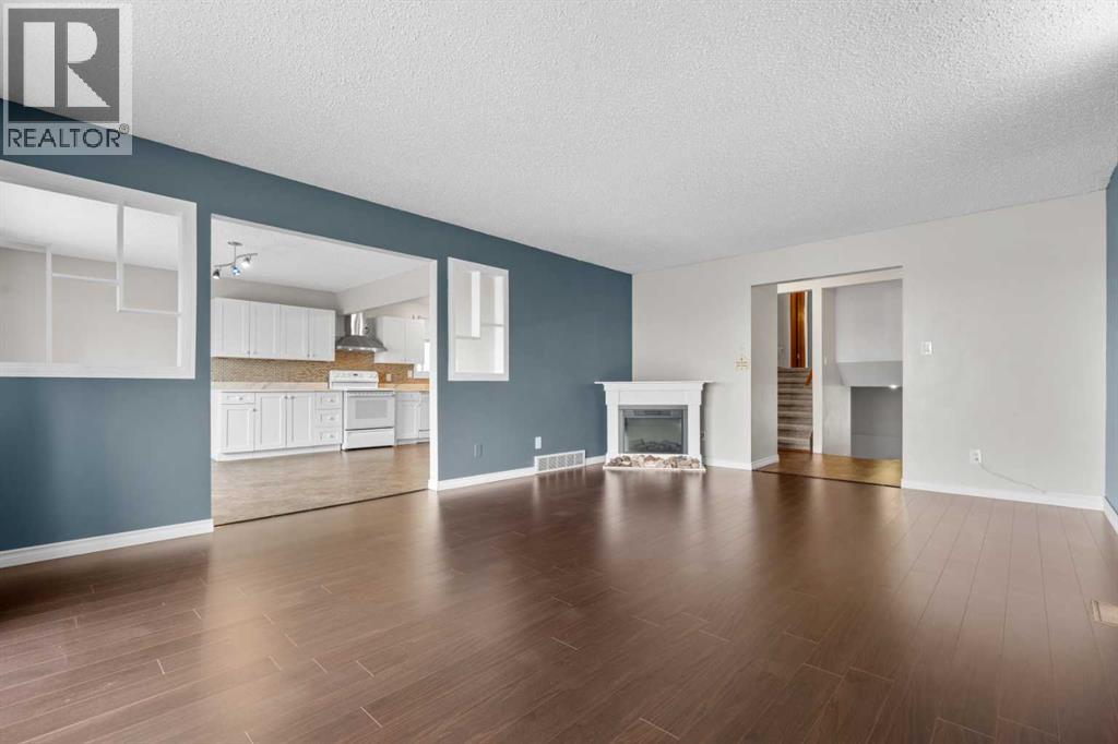 House for Sale in 27 Beddington Road NE|Calgary, Alberta T3K1N7 4