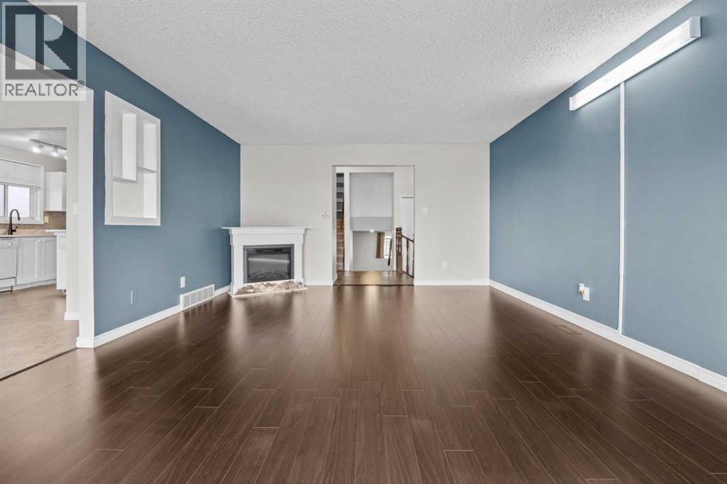 House for Sale in 27 Beddington Road NE|Calgary, Alberta T3K1N7 3