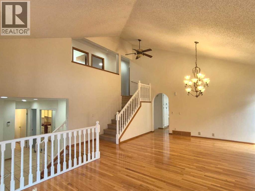 House for Sale in 7 Suncastle Crescent SE|Calgary, Alberta T2X2W9 4