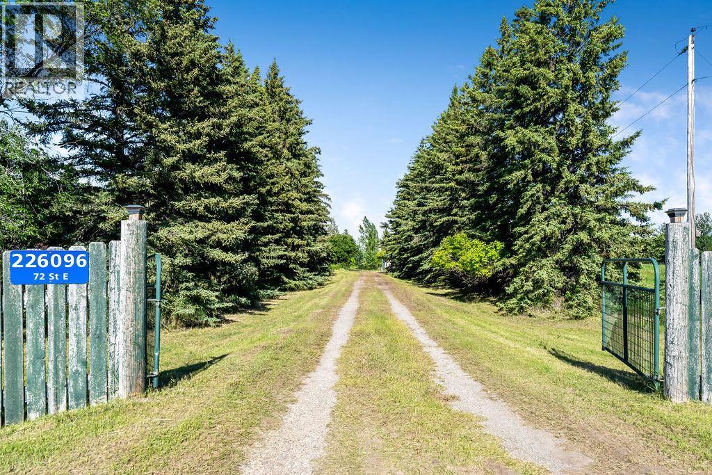 House for Sale in 226096 72 Street E|Rural Foothills County, Alberta T1S3V7 2