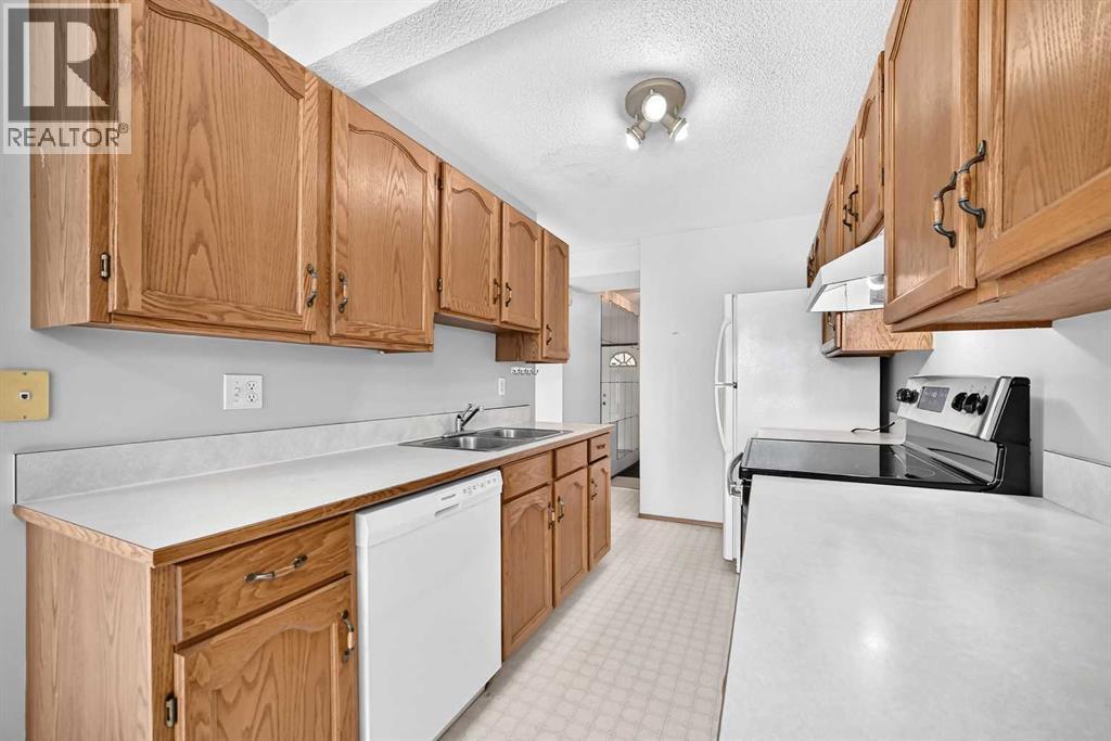 Row / Townhouse for Sale in 34 Shawinigan Lane SW|Calgary, Alberta T2Y2B5 5