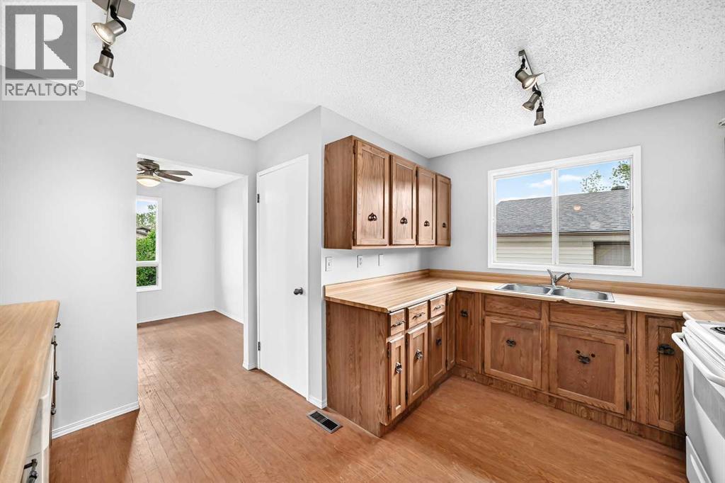 House for Sale in 119 Ranchlands Crescent NW|Calgary, Alberta T3G1N6 2