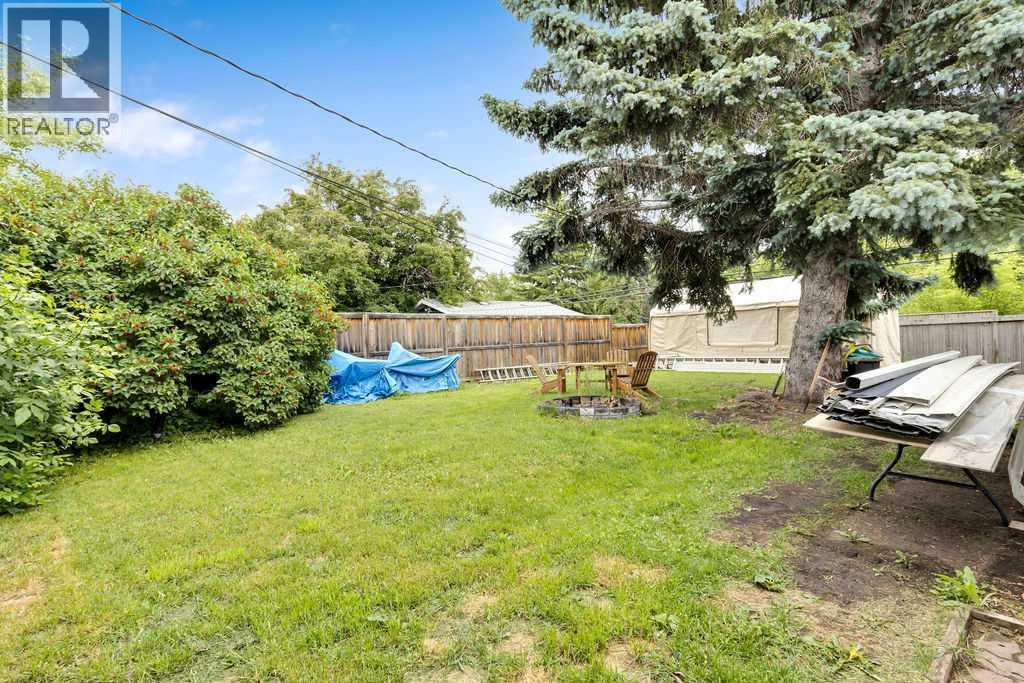 House for Sale in 15 Glenway Drive SW|Calgary, Alberta T3E4T7 2
