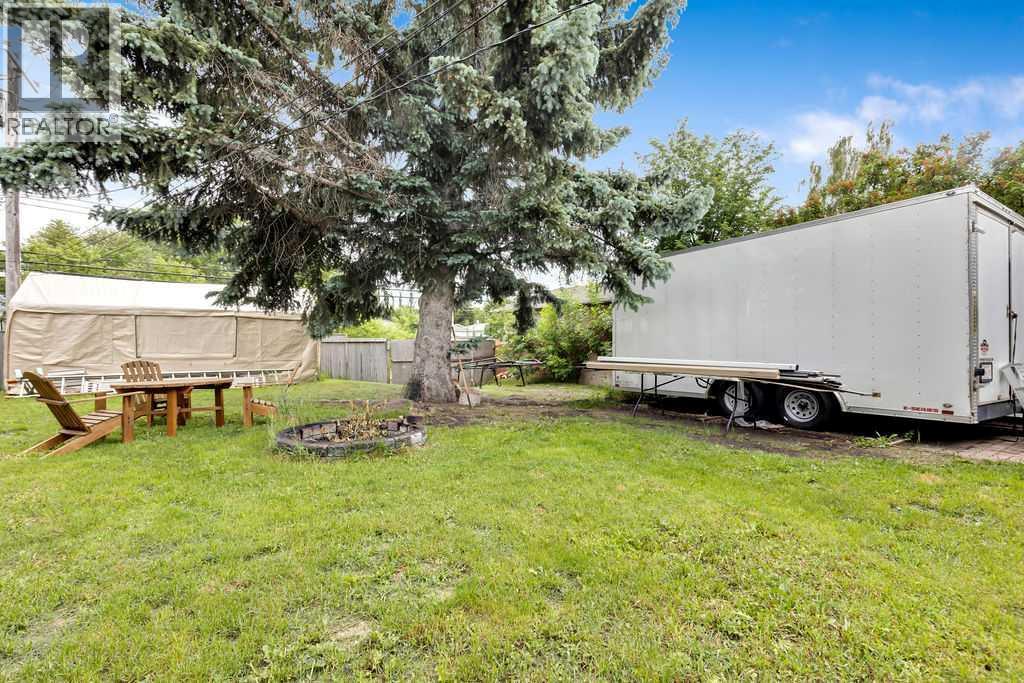 House for Sale in 15 Glenway Drive SW|Calgary, Alberta T3E4T7 3