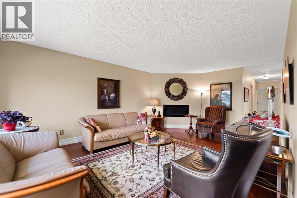 House for Sale in 55 Kelvin Place SW|Calgary, Alberta T2V2L2 4