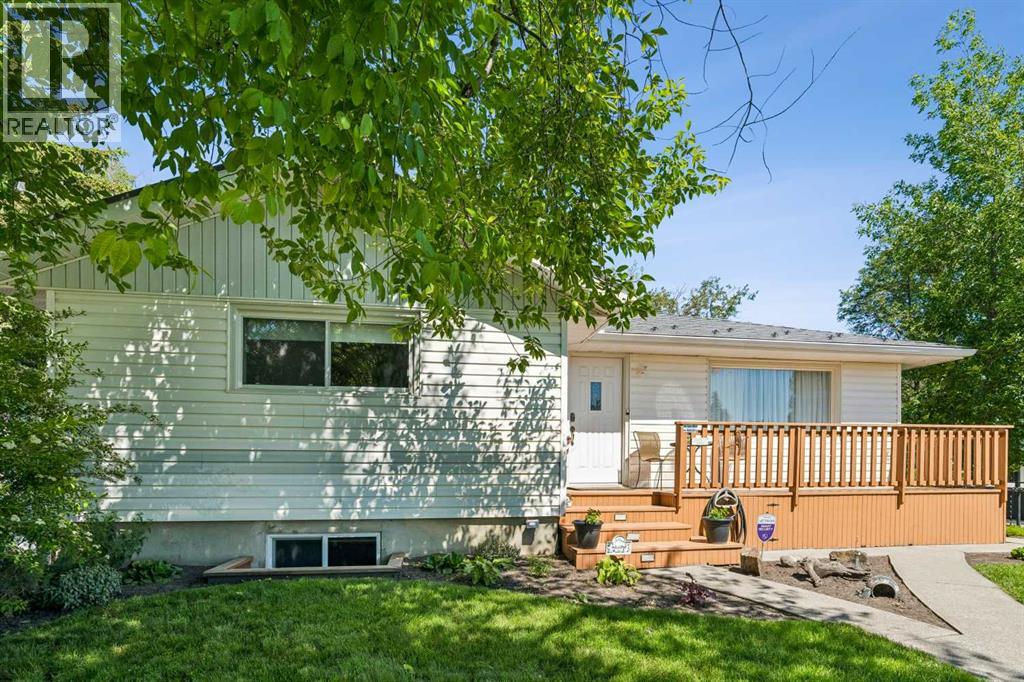 House for Sale in 9403 Abbott Place SE|Calgary, Alberta t2j0z7 2