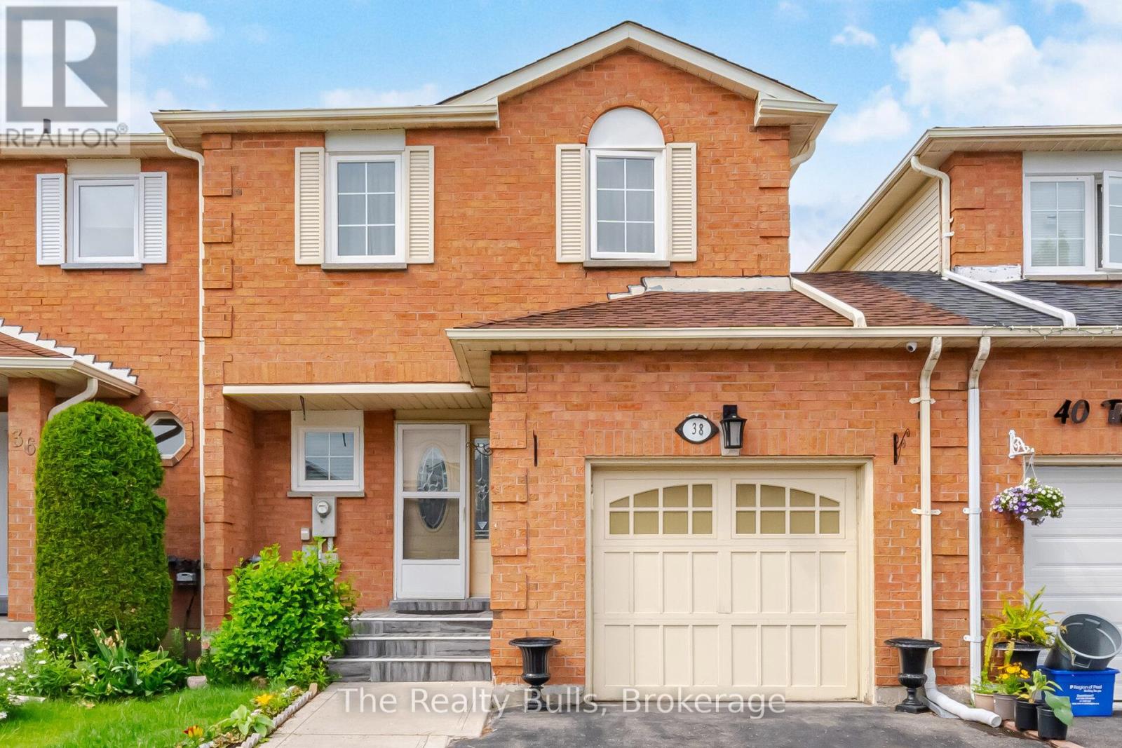 Row / Townhouse for Sale in 38 THORNTREE CRESCENT|Brampton (Fletcher's Creek South), Ontario L6Y4C5