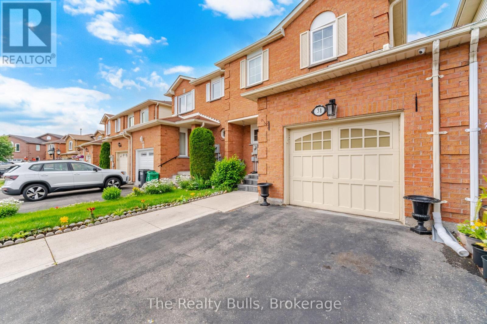 Row / Townhouse for Sale in 38 THORNTREE CRESCENT|Brampton (Fletcher's Creek South), Ontario L6Y4C5 2