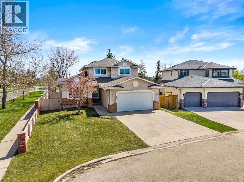House for Sale in 131 Lake Simcoe Court SE|Calgary, Alberta T2J7E7 2