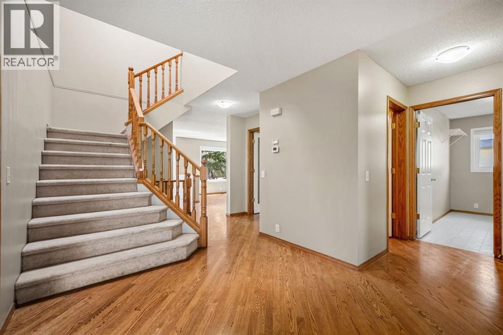 House for Sale in 131 Lake Simcoe Court SE|Calgary, Alberta T2J7E7 3