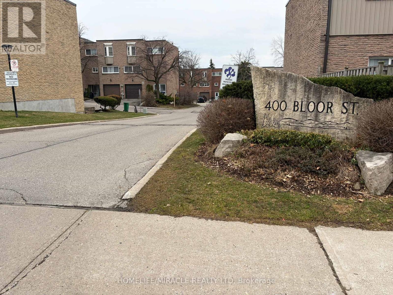 Row / Townhouse for Sale in 58 - 400 BLOOR STREET|Mississauga (Mississauga Valleys), Ontario L5A3M8