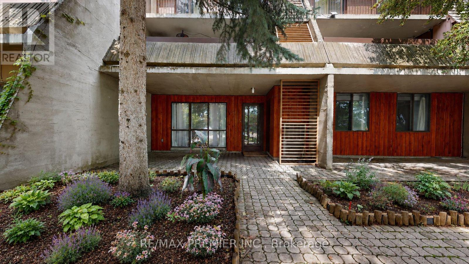 Row / Townhouse for Sale in 51 - 1250 MISSISSAUGA VALLEY BOULEVARD|Mississauga (Mississauga Valleys), Ontario L5A3R6 2