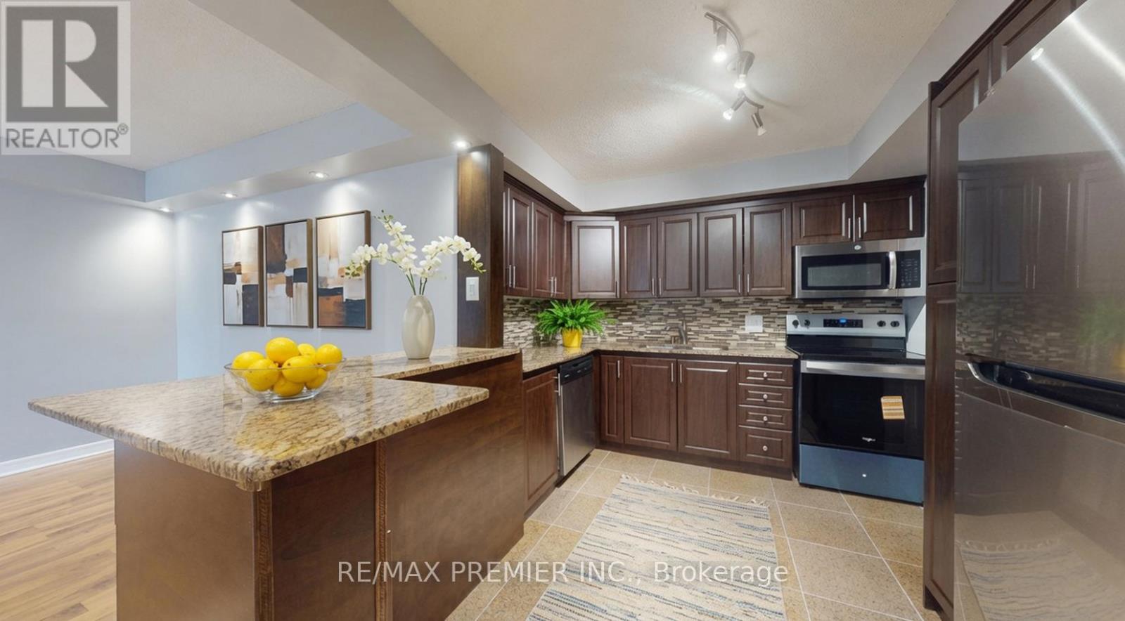 Row / Townhouse for Sale in 51 - 1250 MISSISSAUGA VALLEY BOULEVARD|Mississauga (Mississauga Valleys), Ontario L5A3R6 4