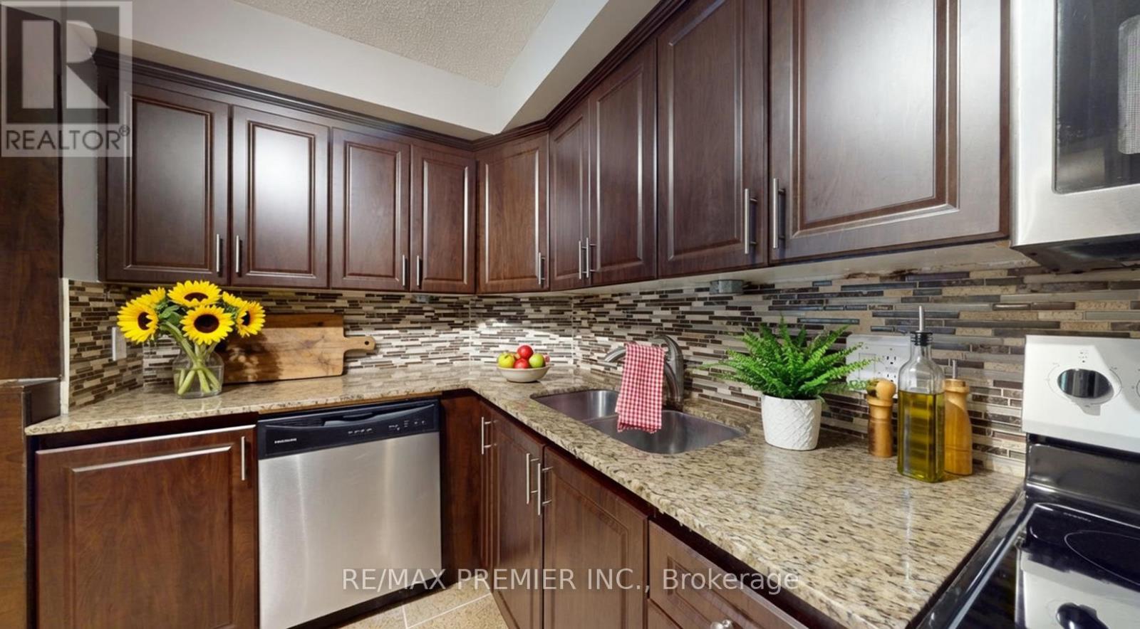 Row / Townhouse for Sale in 51 - 1250 MISSISSAUGA VALLEY BOULEVARD|Mississauga (Mississauga Valleys), Ontario L5A3R6 5