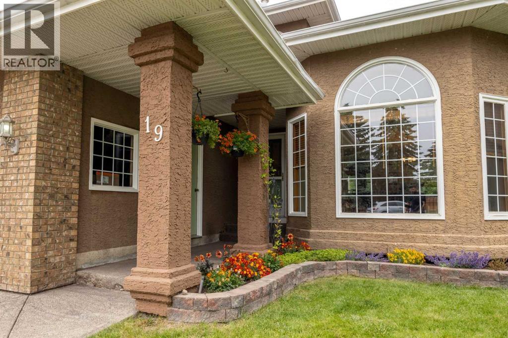 House for Sale in 19 Mckenzie Lake Manor SE|Calgary, Alberta T2Z1Y4 2