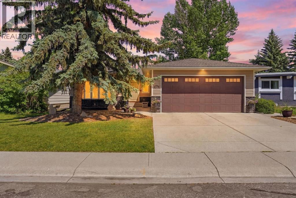 House for Sale in 124 Cantrell Place SW|Calgary, Alberta T2W2K2