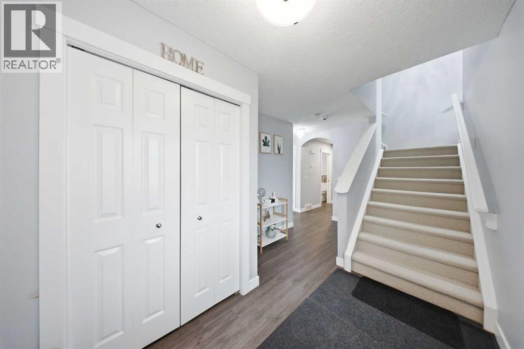 House for Sale in 19 MARTHA'S MEADOW Close|Calgary, Alberta T3J4N7 4