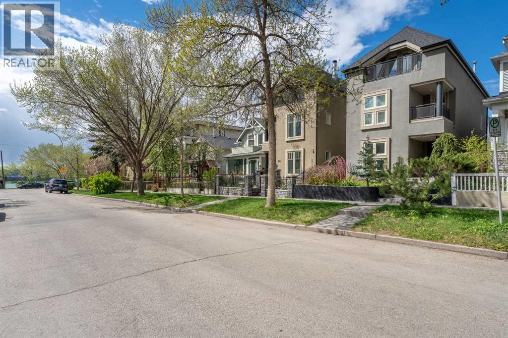 House for Sale in 216 4 Avenue NE|Calgary, Alberta T2E0J1 4